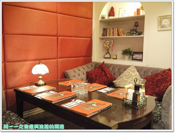 Second Floor Caf'e貳樓餐館(微風台北車站店)：台北 貳樓餐廳(微風台北車站店) 早午餐～巨無霸草莓香蕉煎餅塔