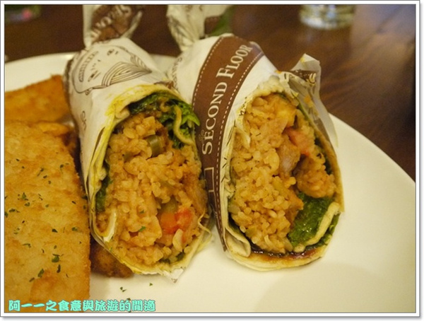 Second Floor Caf'e貳樓餐館(微風台北車站店)：台北 貳樓餐廳(微風台北車站店) 早午餐～巨無霸草莓香蕉煎餅塔