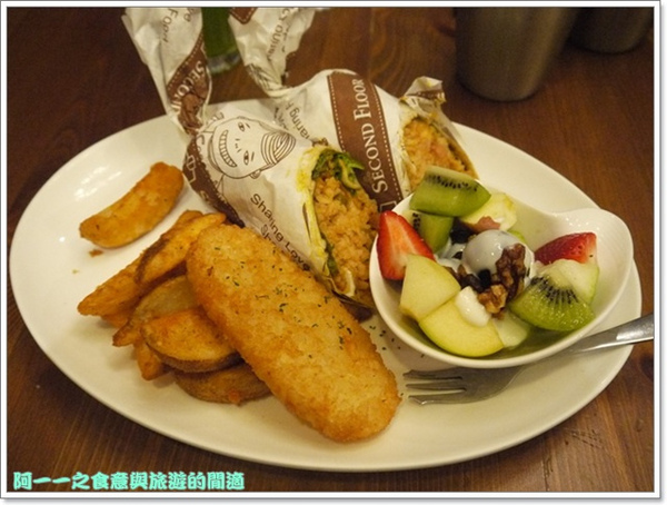 Second Floor Caf'e貳樓餐館(微風台北車站店)：台北 貳樓餐廳(微風台北車站店) 早午餐～巨無霸草莓香蕉煎餅塔