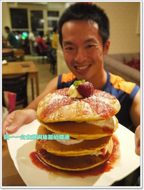 Second Floor Caf'e貳樓餐館(微風台北車站店)：台北 貳樓餐廳(微風台北車站店) 早午餐～巨無霸草莓香蕉煎餅塔