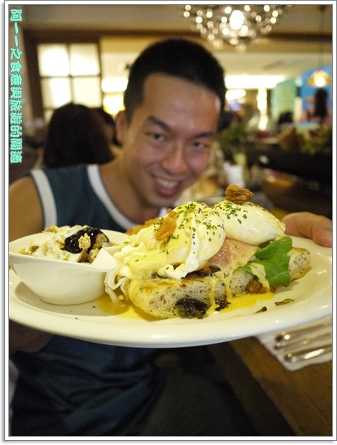 Second Floor Caf'e貳樓餐館(微風台北車站店)：台北 貳樓餐廳(微風台北車站店) 早午餐～巨無霸草莓香蕉煎餅塔