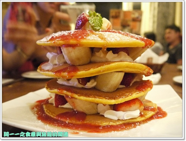 Second Floor Caf'e貳樓餐館(微風台北車站店)：台北 貳樓餐廳(微風台北車站店) 早午餐～巨無霸草莓香蕉煎餅塔