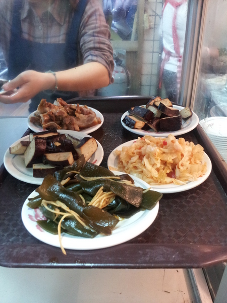 小天津手工麵館：【台中東海】小天津手工麵館－沒有什麼湯的湯包＆３元的水餃