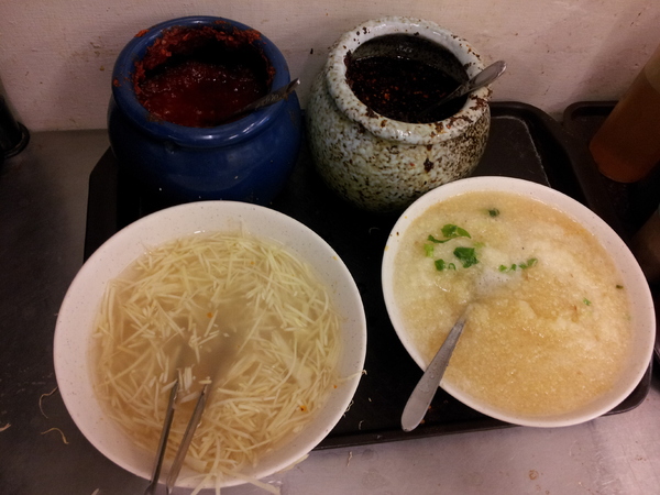 小天津手工麵館：【台中東海】小天津手工麵館－沒有什麼湯的湯包＆３元的水餃