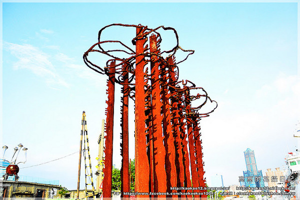 駁二藝術特區：【高雄】鹽埕區。駁二藝術特區《期間限定藍色雨滴》與 大義倉庫區隨拍