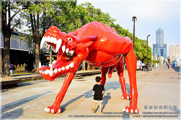 駁二藝術特區：【高雄】鹽埕區。駁二藝術特區《期間限定藍色雨滴》與 大義倉庫區隨拍