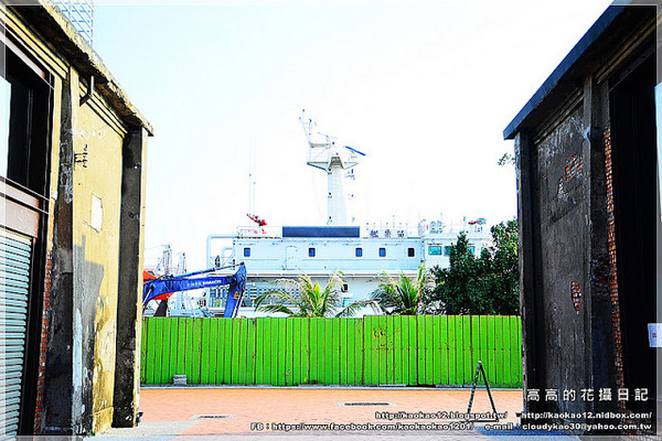駁二藝術特區：【高雄】鹽埕區。駁二藝術特區《期間限定藍色雨滴》與 大義倉庫區隨拍