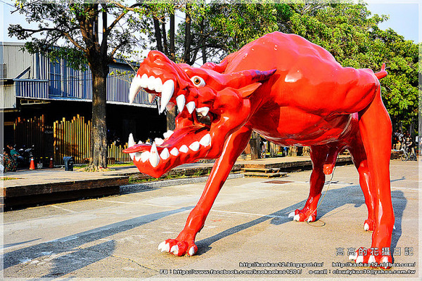 駁二藝術特區：【高雄】鹽埕區。駁二藝術特區《期間限定藍色雨滴》與 大義倉庫區隨拍