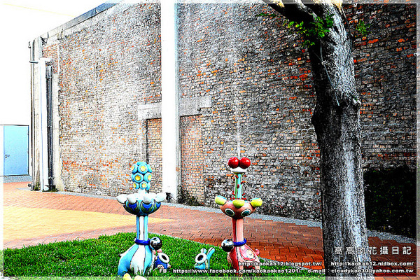 駁二藝術特區：【高雄】鹽埕區。駁二藝術特區《期間限定藍色雨滴》與 大義倉庫區隨拍