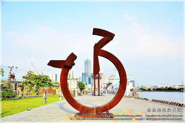 駁二藝術特區：【高雄】鹽埕區。駁二藝術特區《期間限定藍色雨滴》與 大義倉庫區隨拍