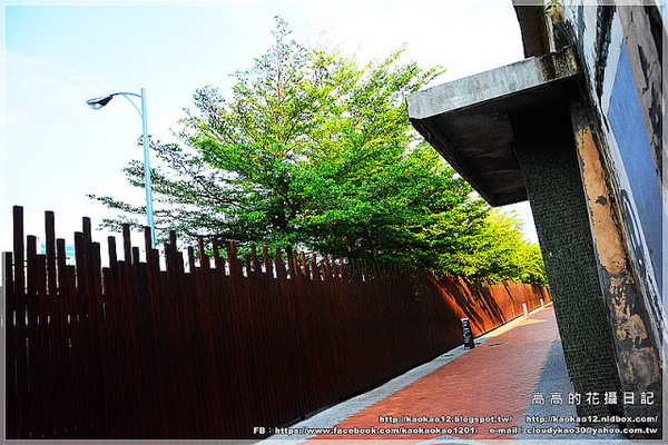 駁二藝術特區：【高雄】鹽埕區。駁二藝術特區《期間限定藍色雨滴》與 大義倉庫區隨拍