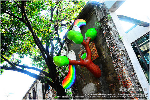 駁二藝術特區：【高雄】鹽埕區。駁二藝術特區《期間限定藍色雨滴》與 大義倉庫區隨拍