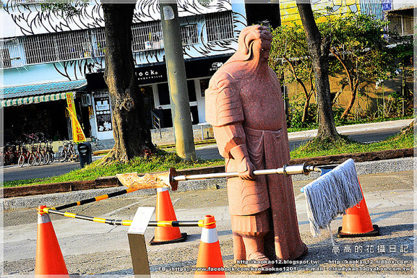 駁二藝術特區：【高雄】鹽埕區。駁二藝術特區《期間限定藍色雨滴》與 大義倉庫區隨拍