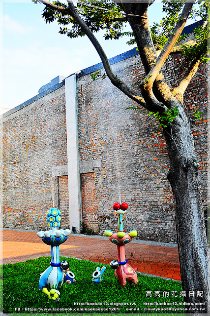 駁二藝術特區：【高雄】鹽埕區。駁二藝術特區《期間限定藍色雨滴》與 大義倉庫區隨拍