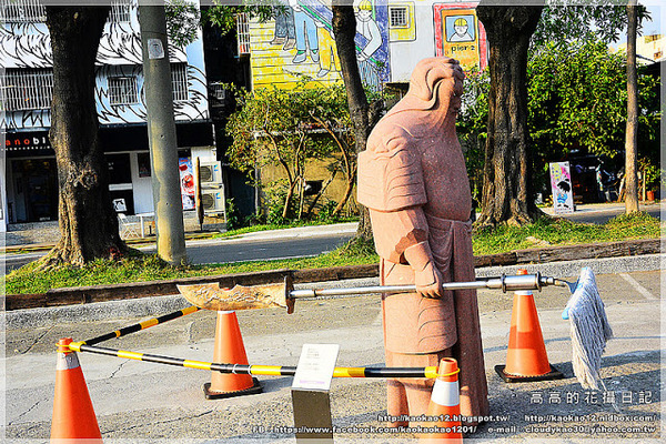 駁二藝術特區：【高雄】鹽埕區。駁二藝術特區《期間限定藍色雨滴》與 大義倉庫區隨拍