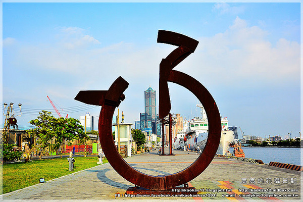 駁二藝術特區：【高雄】鹽埕區。駁二藝術特區《期間限定藍色雨滴》與 大義倉庫區隨拍