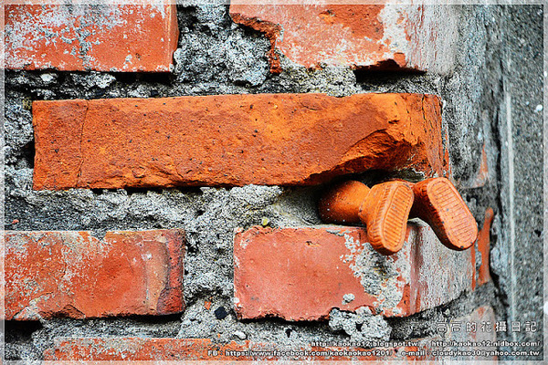 駁二藝術特區：【高雄】鹽埕區。駁二藝術特區《期間限定藍色雨滴》與 大義倉庫區隨拍