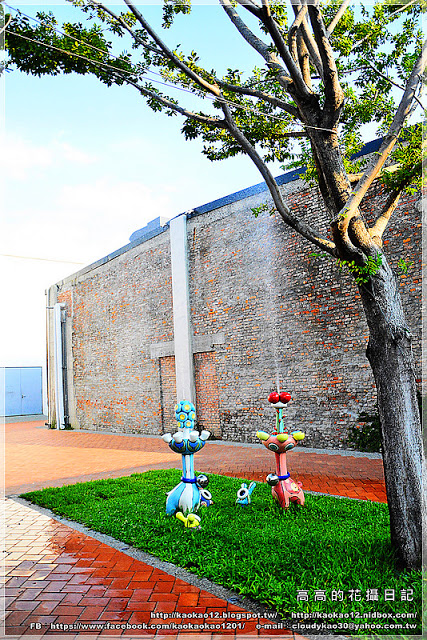 駁二藝術特區：【高雄】鹽埕區。駁二藝術特區《期間限定藍色雨滴》與 大義倉庫區隨拍