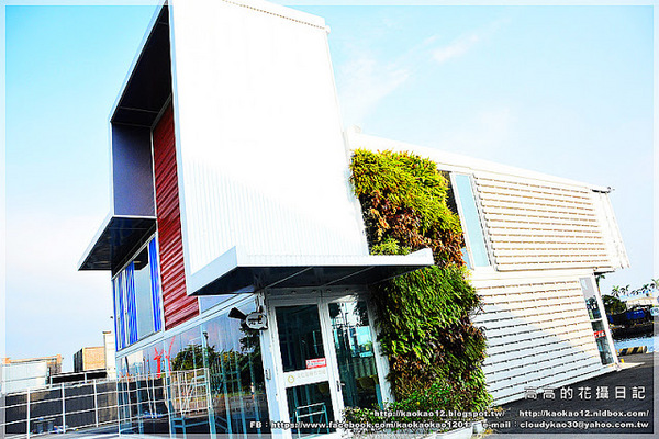 駁二藝術特區：【高雄】鹽埕區。駁二藝術特區《期間限定藍色雨滴》與 大義倉庫區隨拍