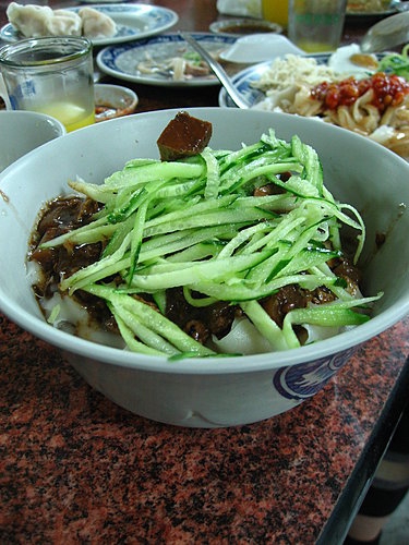 劉家酸白菜火鍋:刀削涼麵 我最愛