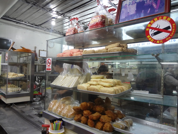 廟口紅茶：1020104[官本金文愛台灣]廟口紅茶好看的鋼管秀與好吃到想跳鋼管舞