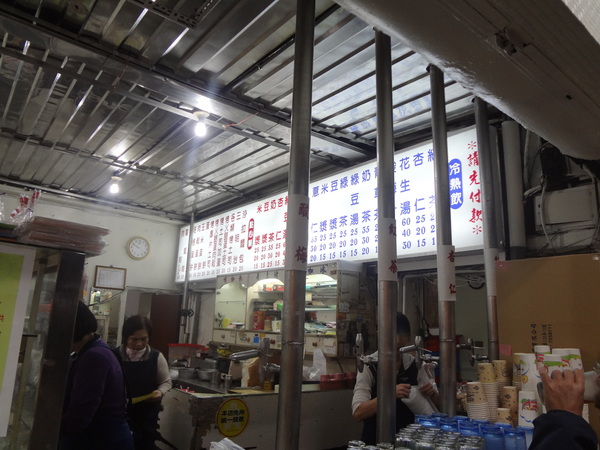 廟口紅茶：1020104[官本金文愛台灣]廟口紅茶好看的鋼管秀與好吃到想跳鋼管舞