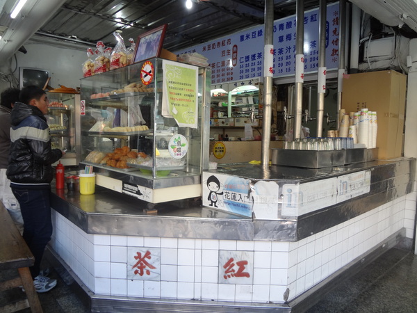 廟口紅茶：1020104[官本金文愛台灣]廟口紅茶好看的鋼管秀與好吃到想跳鋼管舞