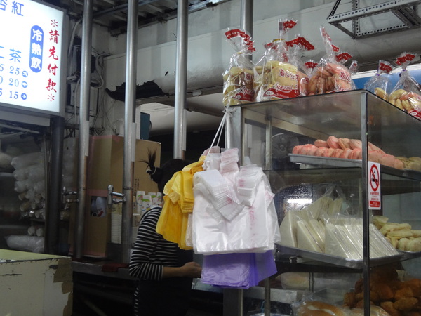 廟口紅茶：1020104[官本金文愛台灣]廟口紅茶好看的鋼管秀與好吃到想跳鋼管舞