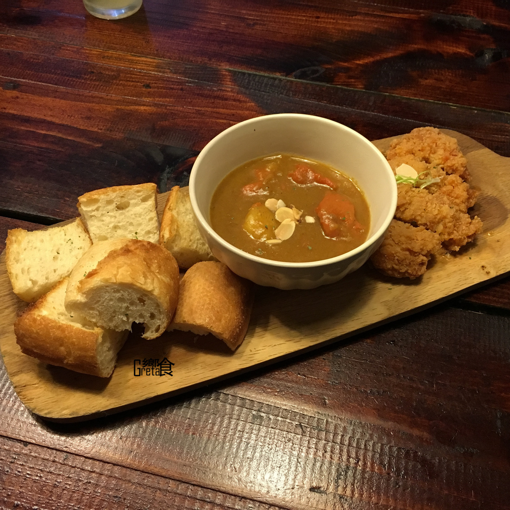 咖哩微辣脆雞搭麵包