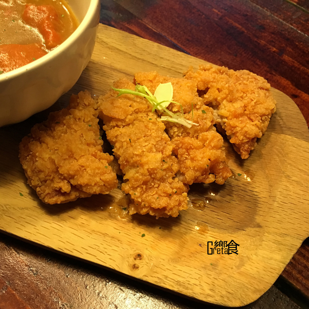 咖哩微辣脆雞搭麵包