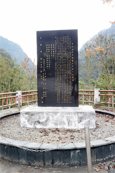 慕谷慕魚：[花蓮爆點一日遊]花蓮 慕谷慕魚~大山大石綠湖水