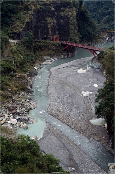 慕谷慕魚：[花蓮爆點一日遊]花蓮 慕谷慕魚~大山大石綠湖水
