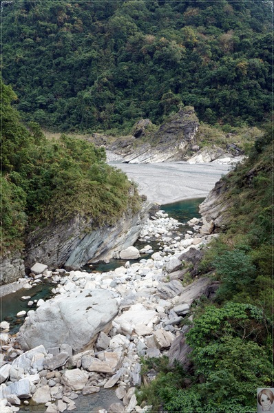 慕谷慕魚：[花蓮爆點一日遊]花蓮 慕谷慕魚~大山大石綠湖水