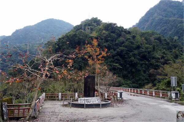 慕谷慕魚：[花蓮爆點一日遊]花蓮 慕谷慕魚~大山大石綠湖水