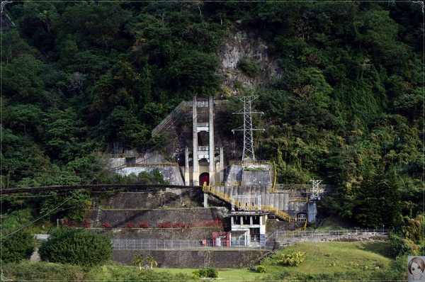 慕谷慕魚：[花蓮爆點一日遊]花蓮 慕谷慕魚~大山大石綠湖水