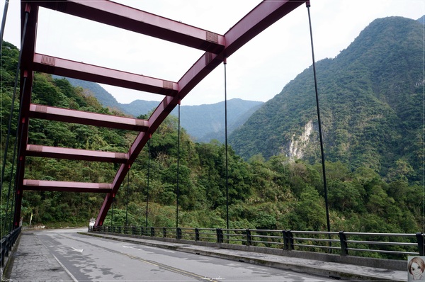 慕谷慕魚：[花蓮爆點一日遊]花蓮 慕谷慕魚~大山大石綠湖水