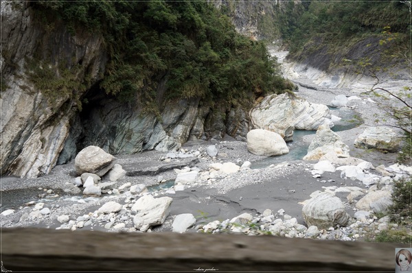 慕谷慕魚：[花蓮爆點一日遊]花蓮 慕谷慕魚~大山大石綠湖水