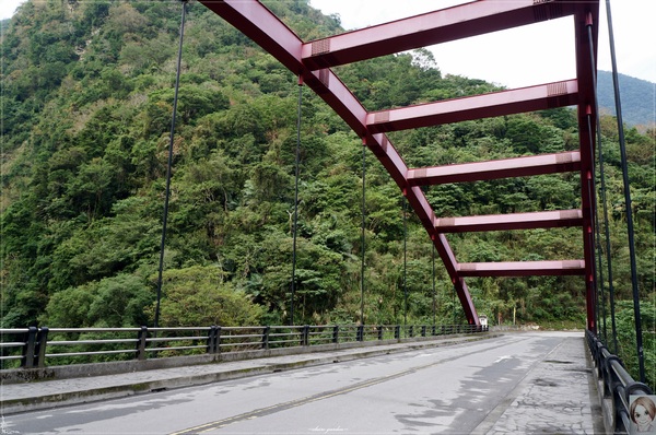 慕谷慕魚：[花蓮爆點一日遊]花蓮 慕谷慕魚~大山大石綠湖水