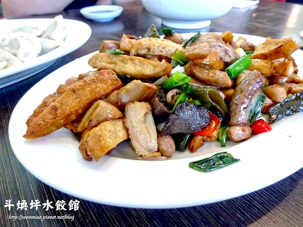 斗煥坪水餃館：【苗栗縣頭份鎮/食記】水餃館招牌不是水餃, 卻是蔥油餅, 雜不囉唆, 酸辣湯？ ✿✿ 斗煥坪水餃館 ✿✿