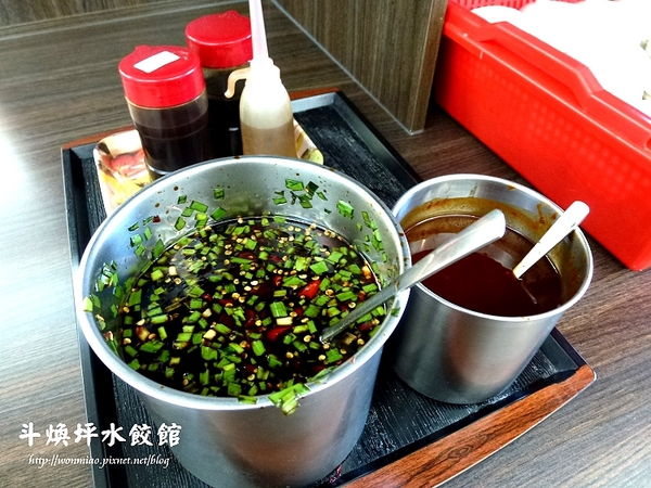 斗煥坪水餃館：【苗栗縣頭份鎮/食記】水餃館招牌不是水餃, 卻是蔥油餅, 雜不囉唆, 酸辣湯？ ✿✿ 斗煥坪水餃館 ✿✿