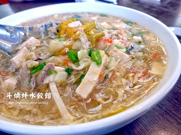 斗煥坪水餃館：【苗栗縣頭份鎮/食記】水餃館招牌不是水餃, 卻是蔥油餅, 雜不囉唆, 酸辣湯？ ✿✿ 斗煥坪水餃館 ✿✿