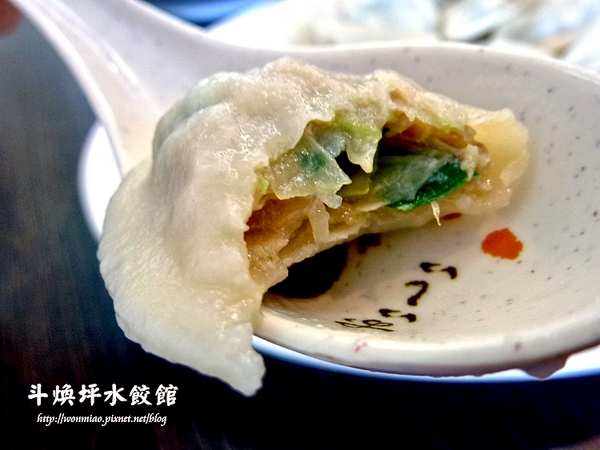 斗煥坪水餃館：【苗栗縣頭份鎮/食記】水餃館招牌不是水餃, 卻是蔥油餅, 雜不囉唆, 酸辣湯？ ✿✿ 斗煥坪水餃館 ✿✿