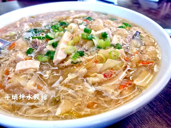 斗煥坪水餃館：【苗栗縣頭份鎮/食記】水餃館招牌不是水餃, 卻是蔥油餅, 雜不囉唆, 酸辣湯？ ✿✿ 斗煥坪水餃館 ✿✿