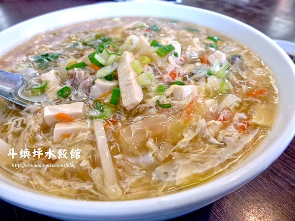 斗煥坪水餃館：【苗栗縣頭份鎮/食記】水餃館招牌不是水餃, 卻是蔥油餅, 雜不囉唆, 酸辣湯？ ✿✿ 斗煥坪水餃館 ✿✿