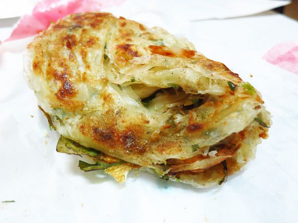 【新莊美食】忠將蔥蔬餅-口感酥脆多層次,滿滿蔬菜在裡頭