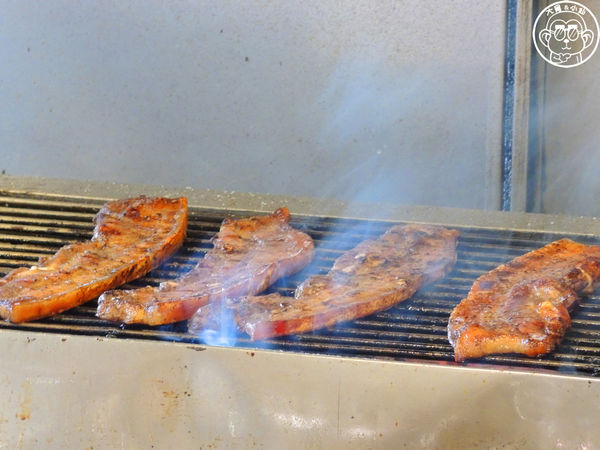 吉佈德香腸：呷飽祙【苗栗竹南･吉佈德碳烤 香腸堡 鹹豬肉】想吃美味急不得