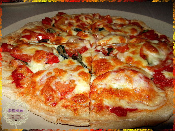 05窯烤手工番茄羅勒Pizza($220)