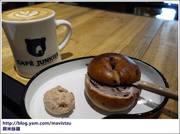 Café Junkies:『松山』❤Cafe Junkies 小破爛咖啡❤早晨就有咖啡香