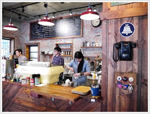 Café Junkies:【松山區】Cafe Junkies 小破爛咖啡-貝果好吃,加州棕熊好可愛 (可以久坐,沒有低消,無線上網,插座很多,免收電費)