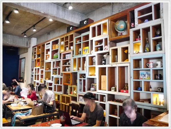 Café Junkies:【松山區】Cafe Junkies 小破爛咖啡-貝果好吃,加州棕熊好可愛 (可以久坐,沒有低消,無線上網,插座很多,免收電費)
